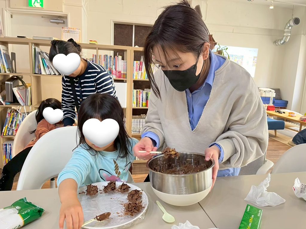 子ども食堂 子どもとチョコつくってるところ